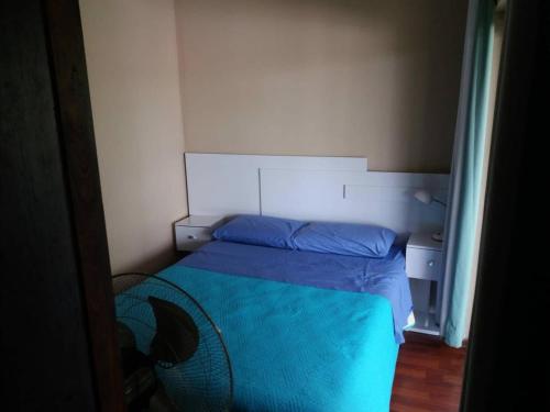 a bedroom with a blue bed in a room at Naturaleza pura in Rocha