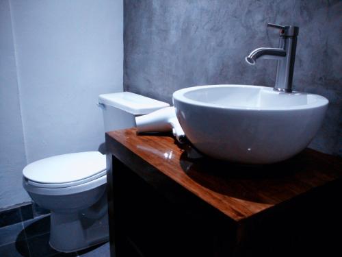 a bathroom with a sink and a toilet at Hostel Hospedarte Centro in Guadalajara