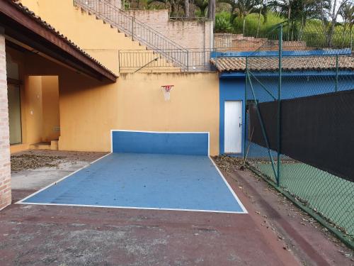 an empty basketball court in a parking lot at Espaço Casa na Rocha in São José dos Campos