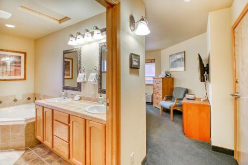 萊文沃思的住宿－Icicle Village Resort 508: Alpine Aurora，一间带两个盥洗盆、浴缸和卫生间的浴室