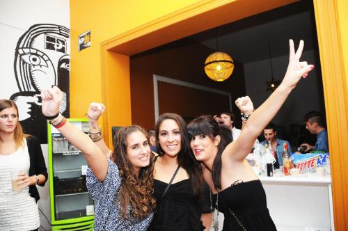 a group of girls with their arms in the air at Hostel Hospedarte Centro in Guadalajara