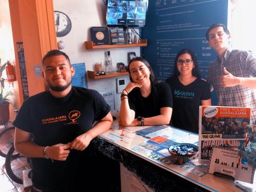 a group of people standing around a counter at Hostel Hospedarte Centro in Guadalajara
