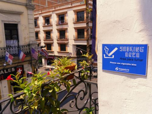 a sign on the side of a building that says studying tired at Hostel Hospedarte Centro in Guadalajara