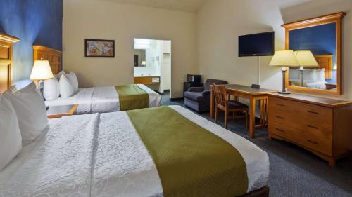 Habitación de hotel con 2 camas y escritorio en SureStay Hotel by Best Western Greenville, en Greenville