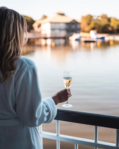 Výhled na řeku, která protéká v blízkosti hotelu