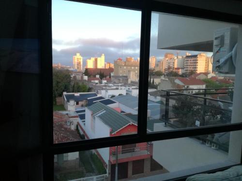 una vista di una città da una finestra di Edificio DOMUS a Necochea
