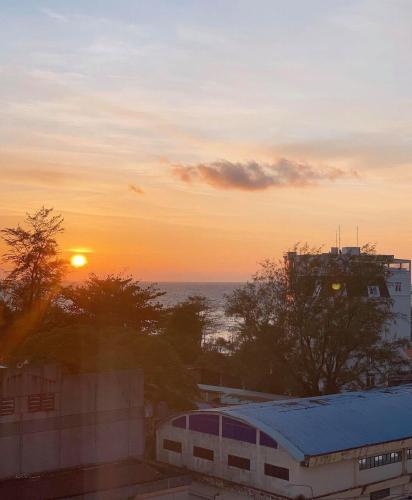 a sunset with the sun setting in the background at Kim Huong Quang Hotel in Phu Quoc