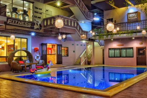 Bazén v ubytování Phanomrungpuri Hotel Buriram nebo v jeho okolí