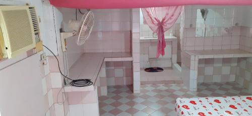 巴旺的住宿－Bella's Beach Resort (A)，客房铺有粉红色和白色的瓷砖地板。
