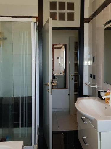 A bathroom at B&B da Silvana a Talamello