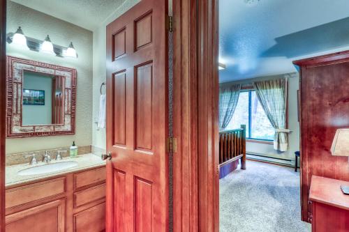 łazienka z czerwonymi drzwiami i umywalką w obiekcie Aspen Village Golf Course Condo - Fairways 71 w mieście McCall