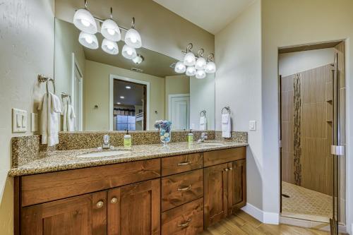 a bathroom with two sinks and a large mirror at Redstone Villa: Paradise Village #47 in Santa Clara