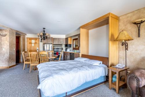 Un pat sau paturi într-o cameră la Shoshone Condo 1957