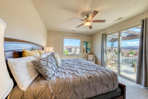 een slaapkamer met een bed en een plafondventilator bij Legacy Land: Paradise Village #70 in Santa Clara