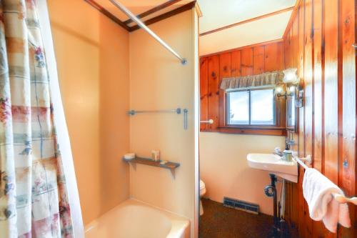 A bathroom at Thayer Beach Front Home