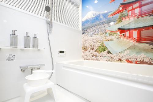 een badkamer met een toilet, een bad en een raam bij SAKURANOMA in Tokyo