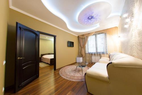 ein Wohnzimmer mit einem Sofa und einer Decke in der Unterkunft Royal in Saporischschja