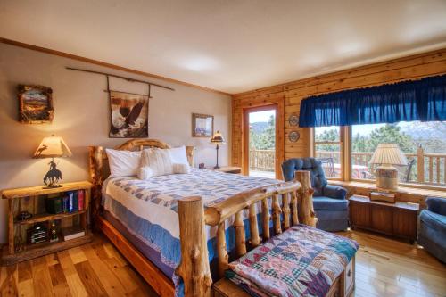 1 dormitorio con 1 cama, 1 silla y 1 ventana en Mills Ranch en Woodland Park