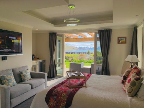 um quarto com uma cama grande e uma sala de estar em Tekapo Heights em Lake Tekapo