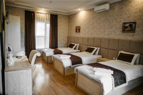 Ένα ή περισσότερα κρεβάτια σε δωμάτιο στο Shahlo Hotel