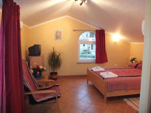 1 dormitorio con cama y ventana en Guesthouse Villa AnnaDora, en Brseč