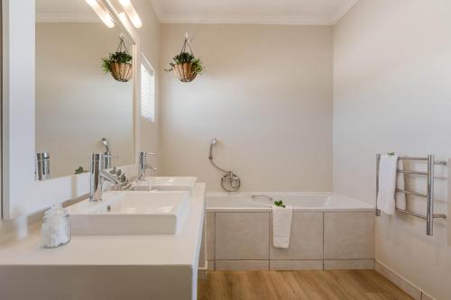 Un baño de The Robberg Beach Lodge - Lion Roars Hotels & Lodges