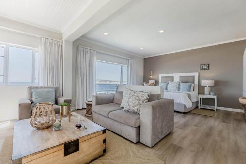 Un lugar para sentarse en The Robberg Beach Lodge - Lion Roars Hotels & Lodges
