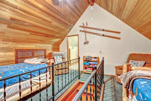 - une chambre avec un balcon et 2 lits dans l'établissement Sky River's Edge, à Sultan