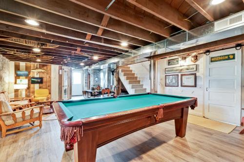 a pool table in the middle of a room at White House in Katinka Village