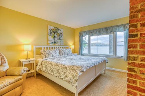 um quarto com uma cama, uma janela e um sofá em White Lobster Cottage em Greenville