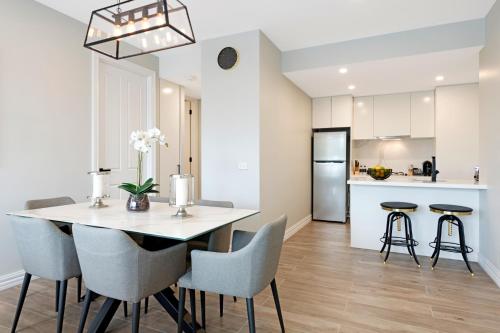a kitchen and dining room with a table and chairs at Manhattan Apartments - Glen Iris in Melbourne
