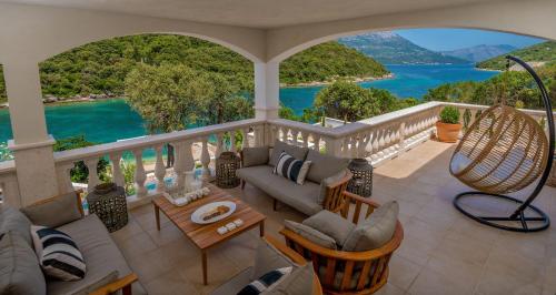 Beachfront Villa Feodora Grande with Pool – Photos 5