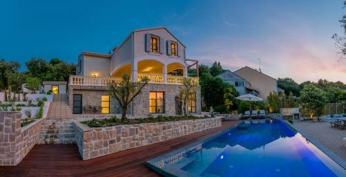 Beachfront Villa Feodora Grande with Pool – Photos 2