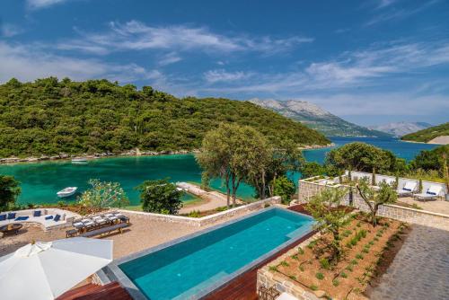 Beachfront Villa Feodora Grande with Pool – Photos 3