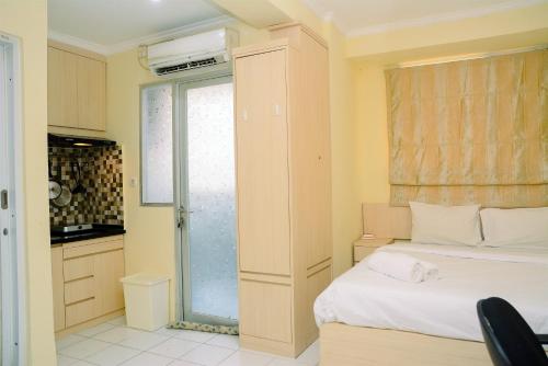 Posteľ alebo postele v izbe v ubytovaní Chic and Cozy Studio Apartment at Menteng Square By Travelio