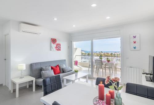 a living room with a couch and a table at Apart-rent Apartamento Port Grec 0175 in Empuriabrava