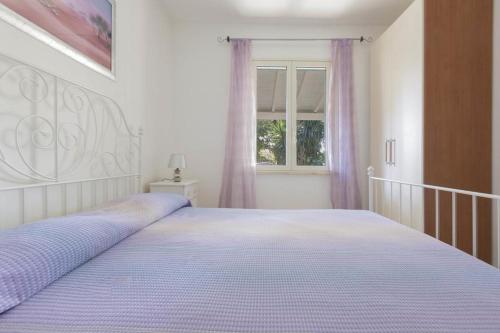 una camera da letto con un grande letto con lenzuola viola di Villa LA CAPANNELLA a Nardò