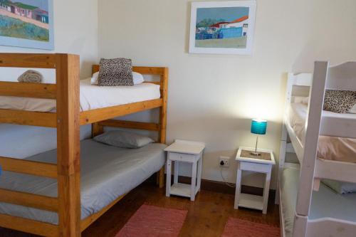 Katil dua tingkat atau katil-katil dua tingkat dalam bilik di Bay Vista Guesthouse