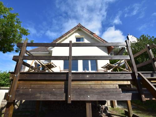 une maison construite avec une clôture en bois dans l'établissement Scenic Holiday Home in Fermanville near Sea, à Fermanville
