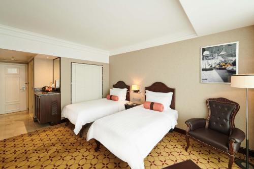 Tempat tidur dalam kamar di Eastin Grand Hotel Saigon