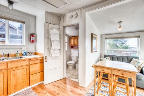 eine Küche mit einem Waschbecken, einem WC und einem Tisch in der Unterkunft Baerfoot Bungalow in Cannon Beach