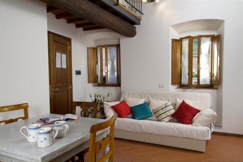 sala de estar con sofá blanco y mesa en Accademia Residence, en Prato