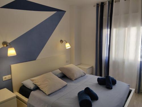 1 dormitorio con 1 cama con 2 toallas en CARLETTO Los Angeles Los Cristianos, en Los Cristianos