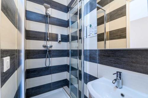 a bathroom with a shower and a sink at Comfort Hotel Rouen Alba in Rouen