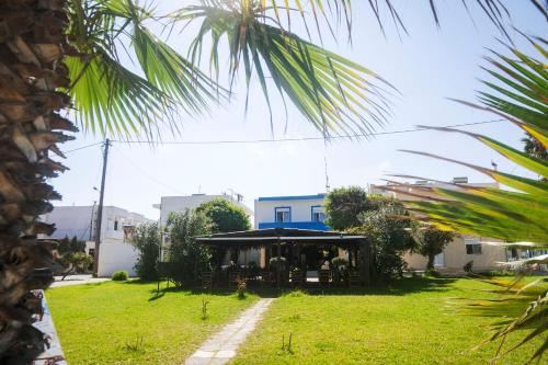 Kebun di luar Angela Thalia Apartments