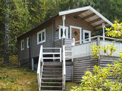 Ce chalet en bois est accessible par un escalier. dans l'établissement 4 person holiday home in EKER, à Ekerö