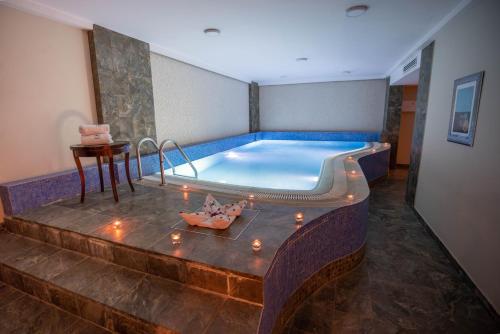 Aswar Hotel Suites Riyadh tesisinde veya buraya yakın yüzme havuzu