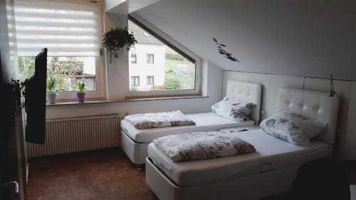 Un pat sau paturi într-o cameră la Ferienhaus/Wohnung mit Garten in Marburg Marbach