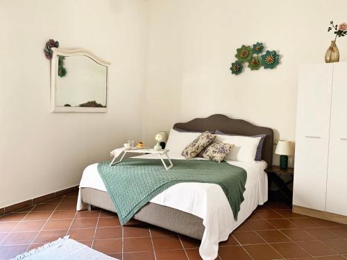 ein Schlafzimmer mit einem Bett und einem Tisch darauf in der Unterkunft Upstairs - Lazy Terrace in Lecce