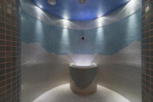科沃布熱格的住宿－奧林匹克II酒店，浴室配有淋浴和卫生间。